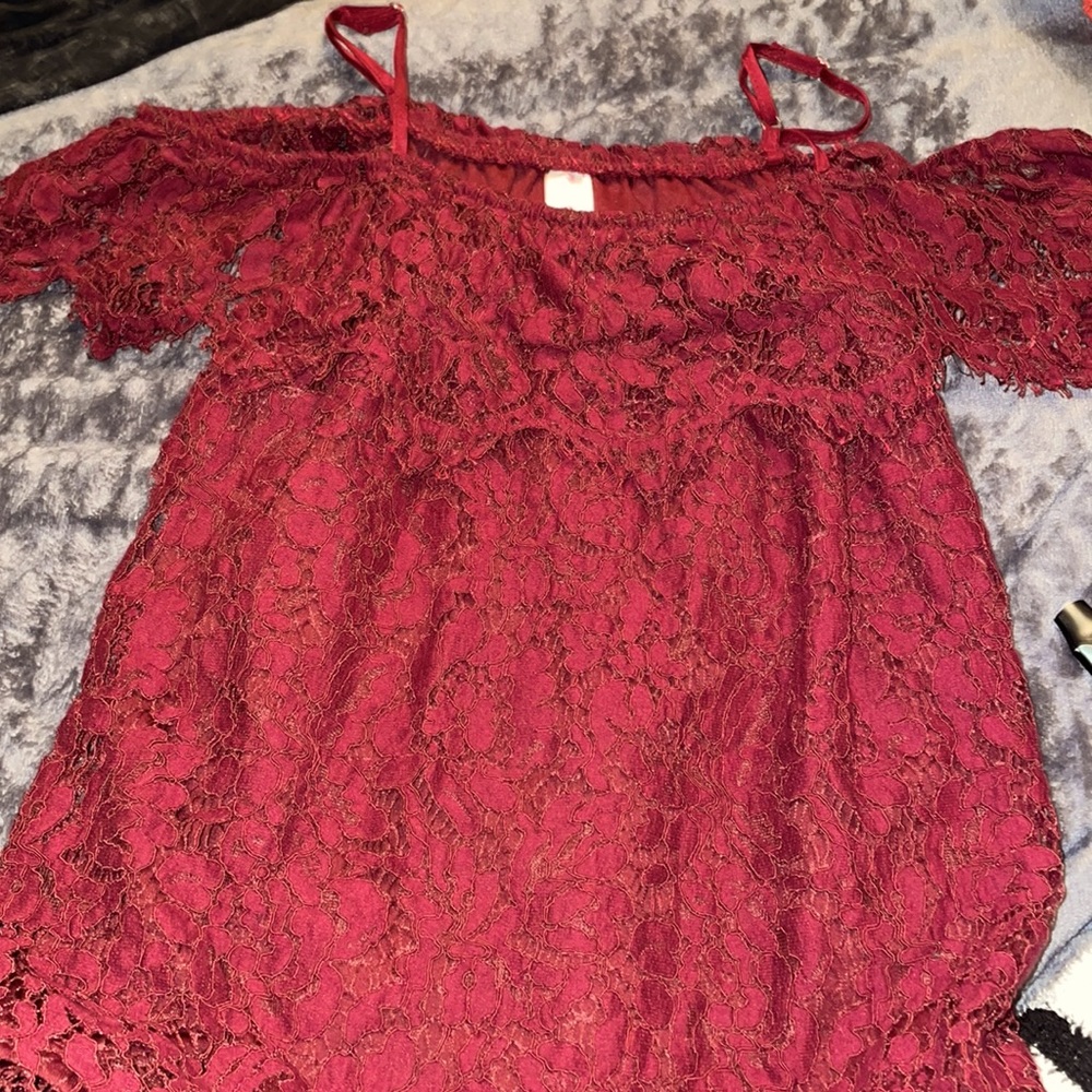 Color:Burgundy
